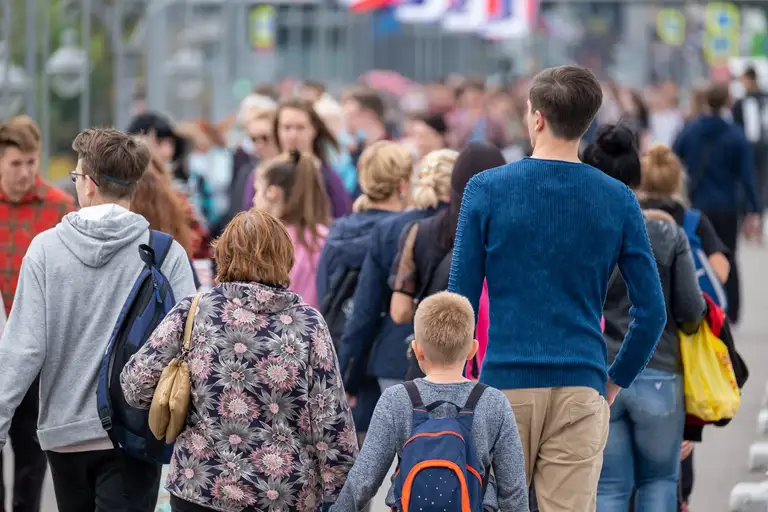 Mennesker på gågade set bagfra